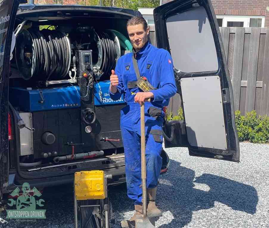Een tevreden monteur met opgestoken duim naast de bestelbus, slim ingrijpen bespaart kosten bij een verstopte afvoer in Drunen