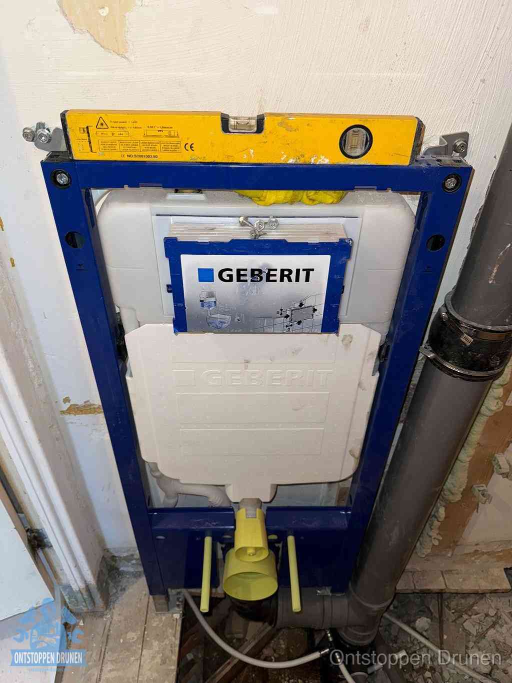 Een Geberit inbouwreservoir met frame voor een hangtoilet tegen de wand, met de afvoerbocht naar de vloer, kenmerkend voor een verstopt hangtoilet in Drunen