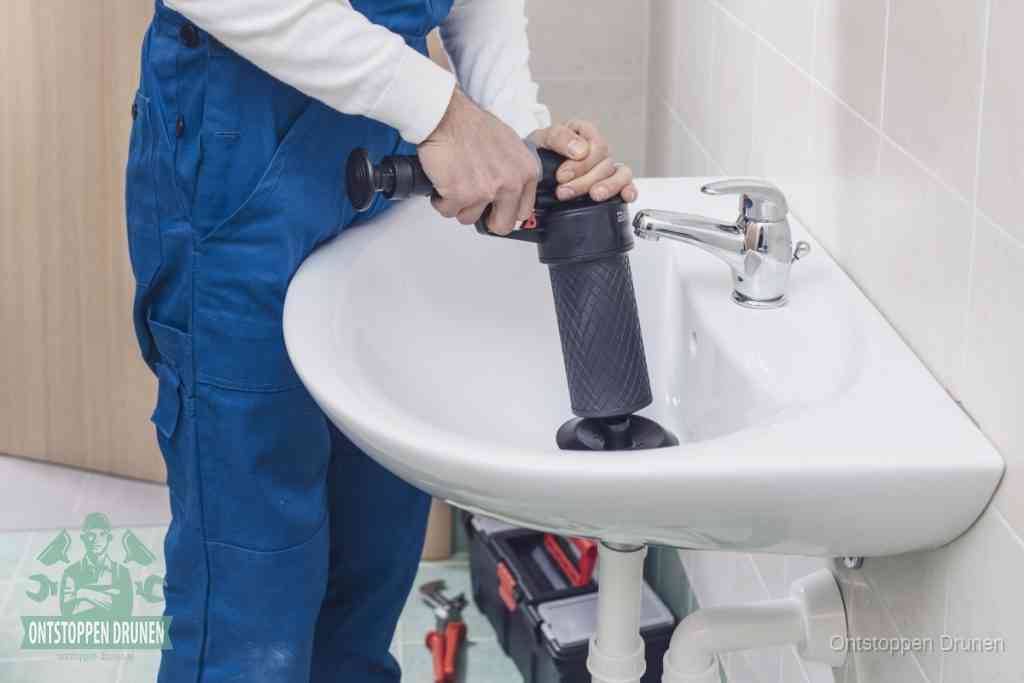 Een te ruwe doe-het-zelf poging met een hand-pomp op de afvoer van een badkamer-wastafel, een van de veelgemaakte fouten bij afvoer ontstoppen in Drunen