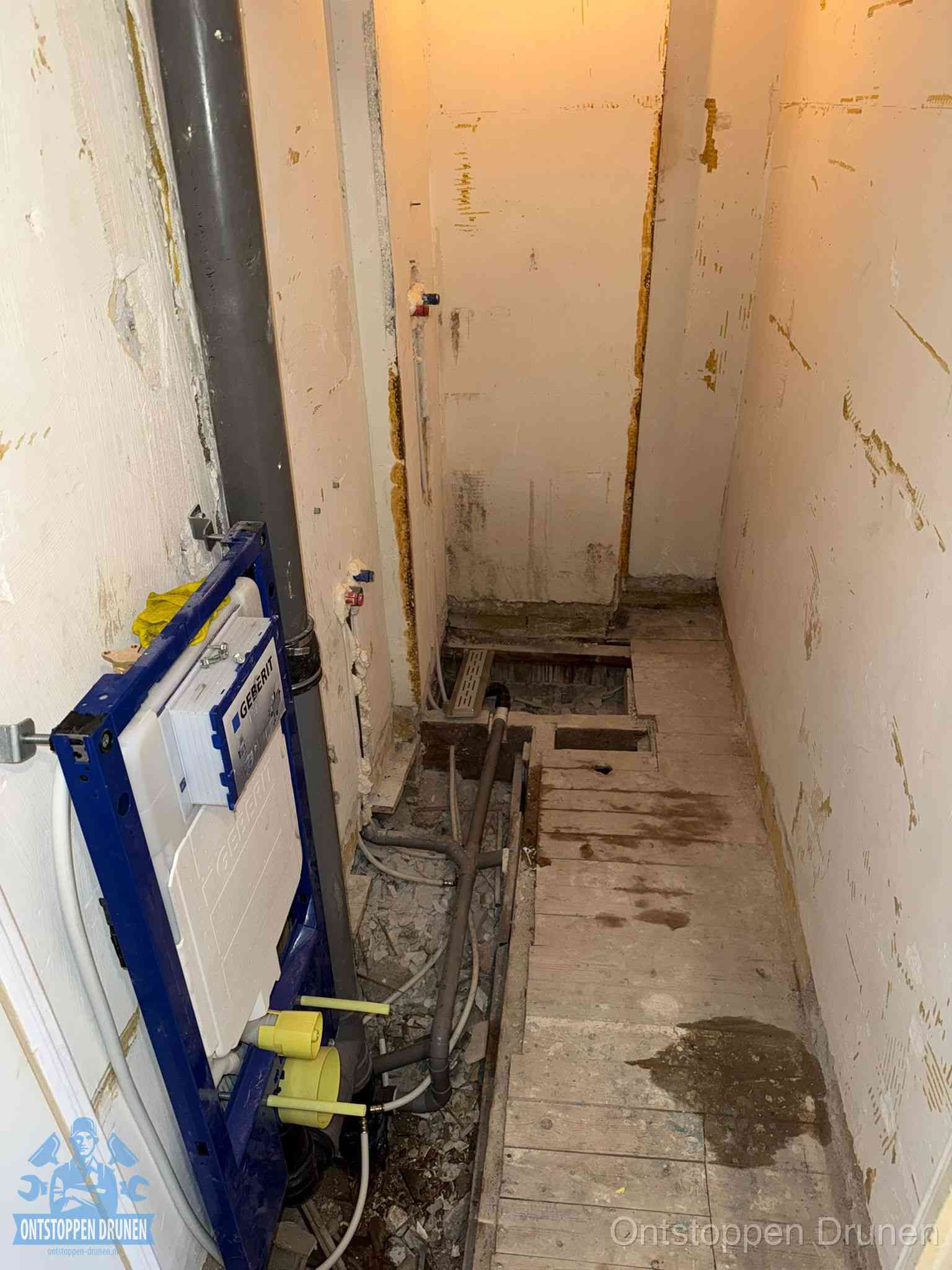 Een opgebroken toiletruimte tijdens renovatie met een Geberit inbouwreservoir en blootliggende oude afvoerleidingen, typisch voor oudere woningen in Drunen